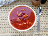 Фото приготовления рецепта: Суп с фасолью, копчёной грудинкой и томатным соком - шаг №9