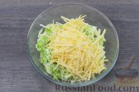 Фото приготовления рецепта: Салат из пекинской капусты с сыром, сухариками и сметанно-горчичной заправкой - шаг №4