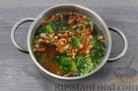Фото приготовления рецепта: Суп с брокколи, сладким перцем и вермишелью - шаг №4