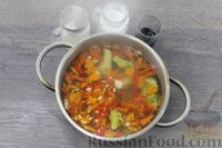 Фото приготовления рецепта: Суп с брокколи, сладким перцем и вермишелью - шаг №6