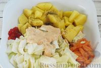 Фото приготовления рецепта: Курица, запечённая с картошкой, капустой и сладким перцем - шаг №9