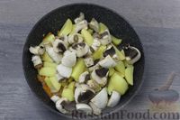 Фото приготовления рецепта: Тушёная картошка с курицей и грибами - шаг №5