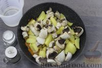 Фото приготовления рецепта: Тушёная картошка с курицей и грибами - шаг №6