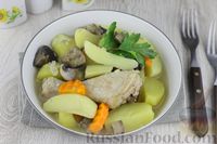 Фото приготовления рецепта: Тушёная картошка с курицей и грибами - шаг №9