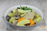 Фото приготовления рецепта: Тушёная картошка с курицей и грибами - шаг №10