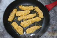 Фото приготовления рецепта: Куриные стрипсы в панировке с кукурузными хлопьями и кунжутом - шаг №11