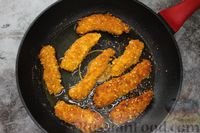 Фото приготовления рецепта: Куриные стрипсы в панировке с кукурузными хлопьями и кунжутом - шаг №12