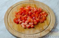 Фото приготовления рецепта: Салат с крабовыми палочками, помидором, брынзой и яйцами - шаг №4