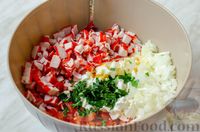 Фото приготовления рецепта: Салат с крабовыми палочками, помидором, брынзой и яйцами - шаг №9
