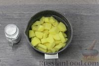 Фото приготовления рецепта: Картофельные котлеты с творогом (в духовке) - шаг №2