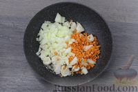 Фото приготовления рецепта: Гречка с курицей и сметаной (на сковороде) - шаг №3