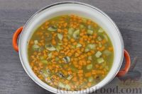 Фото приготовления рецепта: Грибной суп с щавелем и вермишелью - шаг №6