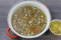 Фото приготовления рецепта: Грибной суп с щавелем и вермишелью - шаг №7