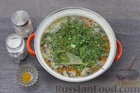 Фото приготовления рецепта: Грибной суп с щавелем и вермишелью - шаг №8