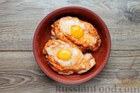 Фото приготовления рецепта: Куриное филе, запечённое с сыром и яйцом - шаг №7