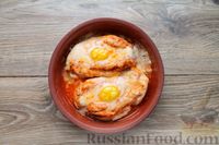 Фото приготовления рецепта: Куриное филе, запечённое с сыром и яйцом - шаг №8