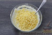 Фото приготовления рецепта: Закусочные маффины с сыром, чесноком и зеленью - шаг №6
