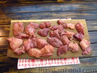 Фото приготовления рецепта: Куриная печень, жаренная с луком и изюмом - шаг №2