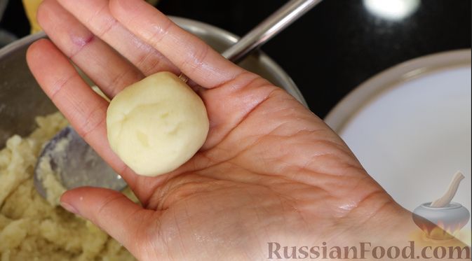 Картофельные шарики с сырной начинкой – пошаговый рецепт приготовления с фото