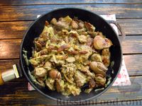 Фото приготовления рецепта: Куриная печень, жаренная с луком и изюмом - шаг №10