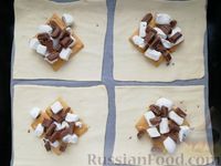 Фото приготовления рецепта: Слойки-сморы с крекерами, шоколадом и маршмеллоу - шаг №6