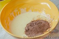 Фото приготовления рецепта: Пятнистый кекс из двух видов теста, с шоколадной глазурью и орехами - шаг №14