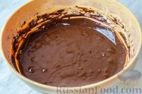 Фото приготовления рецепта: Пятнистый кекс из двух видов теста, с шоколадной глазурью и орехами - шаг №15