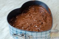 Фото приготовления рецепта: Пятнистый кекс из двух видов теста, с шоколадной глазурью и орехами - шаг №19