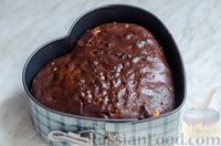 Фото приготовления рецепта: Пятнистый кекс из двух видов теста, с шоколадной глазурью и орехами - шаг №20