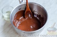 Фото приготовления рецепта: Пятнистый кекс из двух видов теста, с шоколадной глазурью и орехами - шаг №21