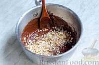 Фото приготовления рецепта: Пятнистый кекс из двух видов теста, с шоколадной глазурью и орехами - шаг №23