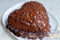 Фото приготовления рецепта: Пятнистый кекс из двух видов теста, с шоколадной глазурью и орехами - шаг №24