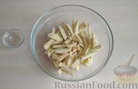 Фото приготовления рецепта: Салат из сельдерея с яблоками и луком - шаг №6