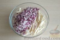 Фото приготовления рецепта: Салат из сельдерея с яблоками и луком - шаг №8