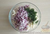 Фото приготовления рецепта: Салат из сельдерея с яблоками и луком - шаг №9