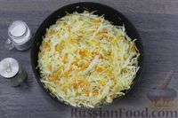Фото приготовления рецепта: Заливной пирог на сметане, с капустой, морковью и отварными яйцами - шаг №4