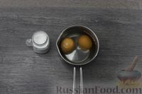 Фото приготовления рецепта: Заливной пирог на сметане, с капустой, морковью и отварными яйцами - шаг №5