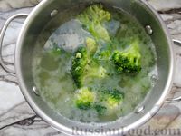 Фото приготовления рецепта: Суп-пюре из брокколи с плавленым сыром - шаг №5