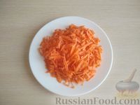 Фото приготовления рецепта: Салат из моркови с изюмом и имбирём - шаг №2