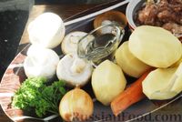 Фото приготовления рецепта: Картошка, тушенная с грибами и тушёнкой - шаг №1
