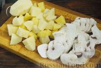 Фото приготовления рецепта: Картошка, тушенная с грибами и тушёнкой - шаг №2