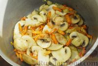 Фото приготовления рецепта: Картошка, тушенная с грибами и тушёнкой - шаг №5