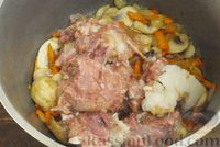 Фото приготовления рецепта: Картошка, тушенная с грибами и тушёнкой - шаг №6