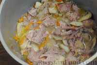 Фото приготовления рецепта: Картошка, тушенная с грибами и тушёнкой - шаг №7