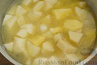 Фото приготовления рецепта: Картошка, тушенная с грибами и тушёнкой - шаг №8
