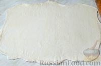Фото приготовления рецепта: Слоёный дрожжевой пирог с брокколи, крабовыми палочками и сыром - шаг №11