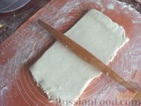 Фото приготовления рецепта: Волованы с марципаном и консервированными персиками, из слоёного теста "наоборот" - шаг №15