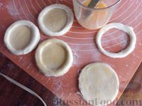 Фото приготовления рецепта: Волованы с марципаном и консервированными персиками, из слоёного теста "наоборот" - шаг №26