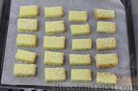 Фото приготовления рецепта: Медовые гренки с кунжутом (в духовке) - шаг №7