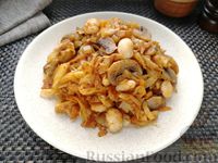 Фото к рецепту: Капуста, тушенная с грибами и фасолью